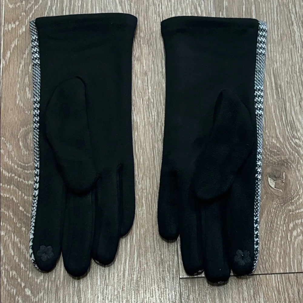 London Fog black & white houndstooth gloves, plush fleece lining